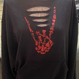 The drive clothing hoodie size 2XL doesn’t have a tag but it’s a 2XL women’s.